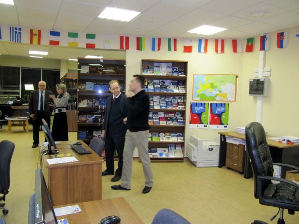 Визит представителей ЕС в ЕУИ и Информационный центр ИЕП (6.12.2012)