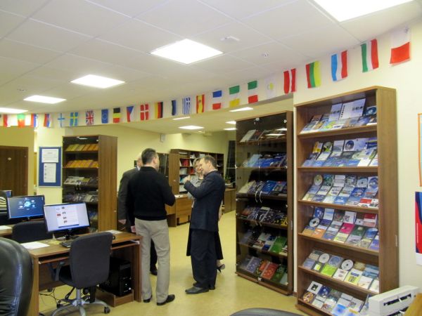 Визит представителей ЕС в ЕУИ и Информационный центр ИЕП (6.12.2012)