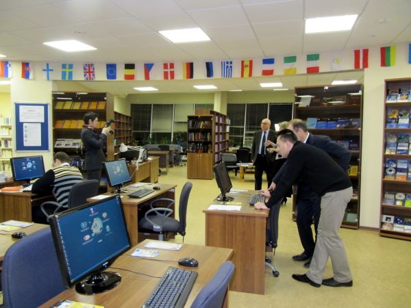 Визит представителей ЕС в ЕУИ и Информационный центр ИЕП (6.12.2012)