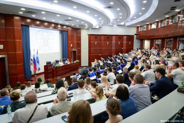 Вручение дипломов магистров в Евразийском учебном институте