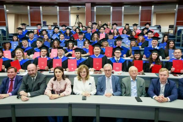 Вручение дипломов магистров в Евразийском учебном институте