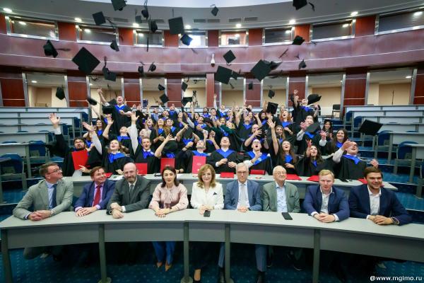 Вручение дипломов магистров в Евразийском учебном институте